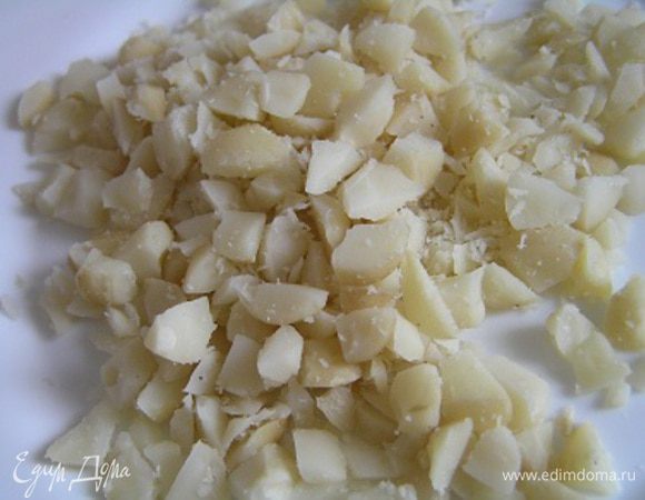 Макадамию порубить на маленькие кусочки.