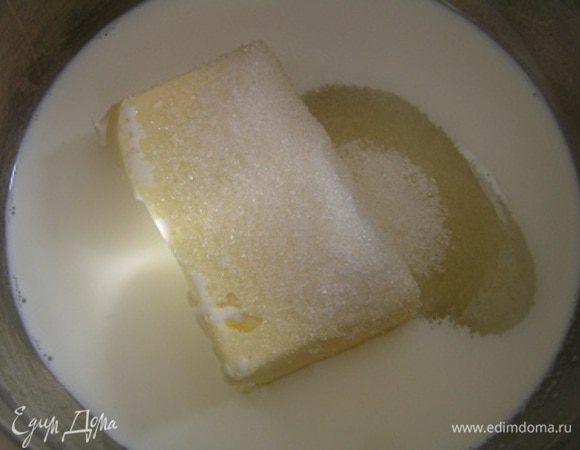 В кастрюльку налить сливки, добавить масло и сахар, поставить на медленный огонь, помешивать. 