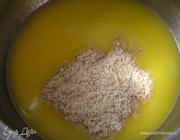 Добавить миндальную муку, перемешать,