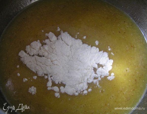 затем пшеничную, постоянно мешать деревянной лопаточкой,