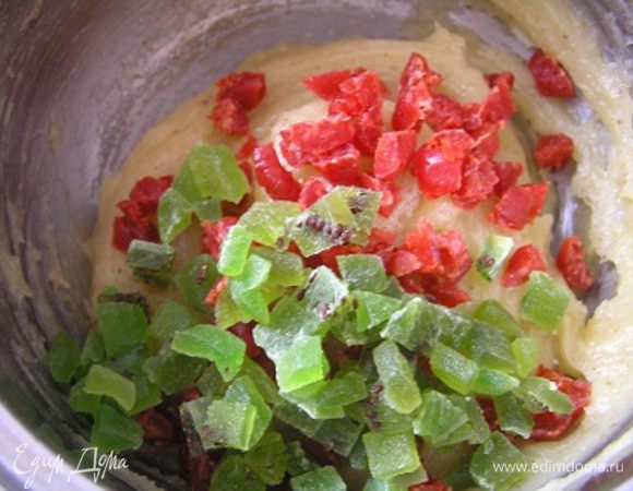 Добавить цукаты, перемешать,