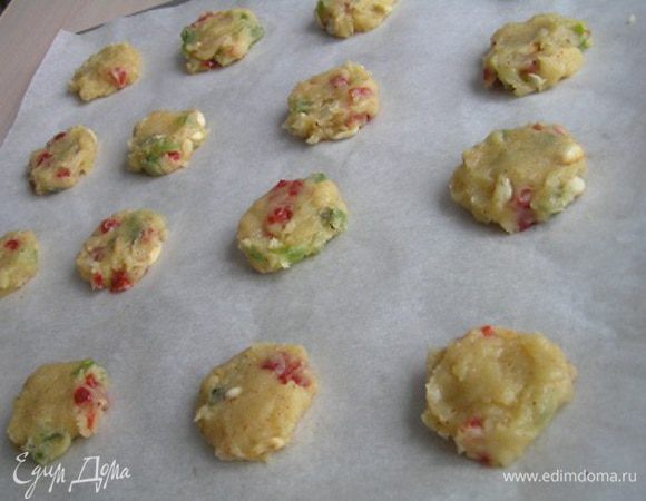 С помощью 2х чайных ложек выкладывать небольшое количество теста на застеленный бумагой для выпечки противень. У меня получилось 20 штук :) 