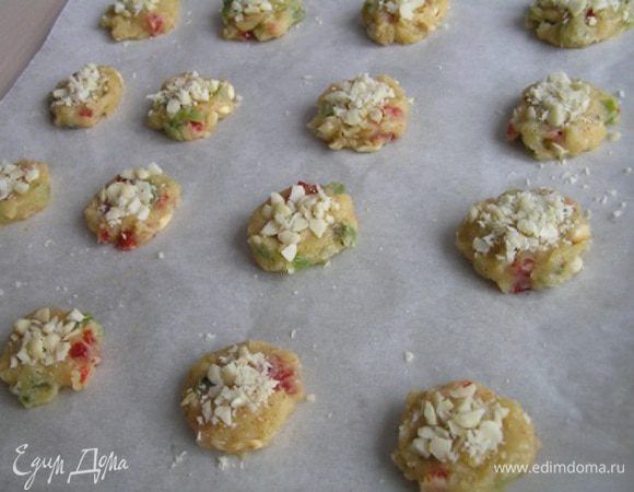 Сверху посыпать орехами макадамии, слегка вдавить. 