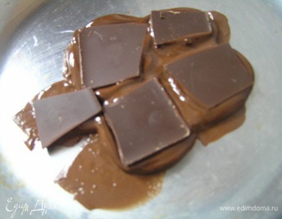 Темный шоколад поломать на кусочки,