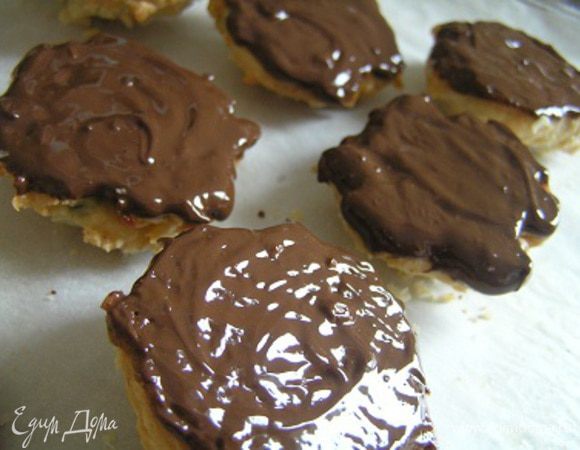 нанести на дно печенья, а можно сделать еще волнистый рисунок с помощью вилки :) Убрать в холодильник до застывания шоколада.