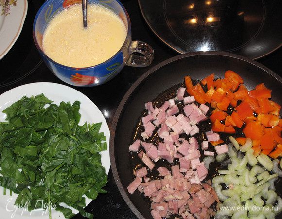 Порежьте грудинку (у меня еще кусочек окорока затесался), стебель сельдерея и половину сладкого перца и обжарьте на оливковом масле.
Тем временем взбейте яйца с молоком. Помойте, обсушите и порежьте шпинат.