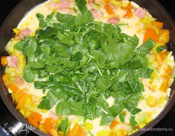 Через несколько минут добавьте взбитые яйца и шпинат. Все перемешайте.