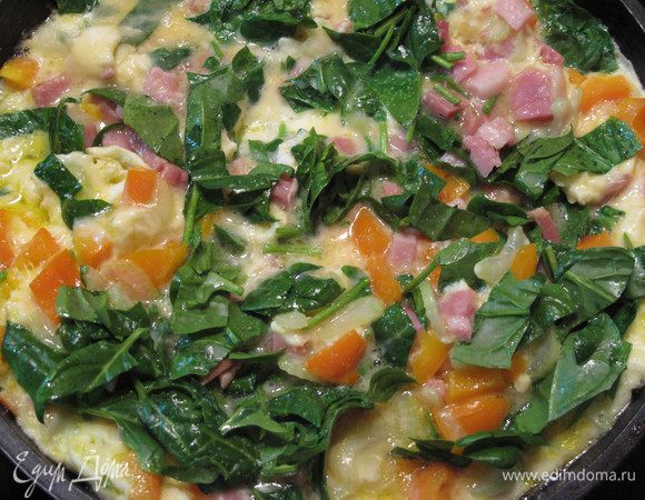 Жарьте омлет до готовности под крышкой, периодически подвигая омлет от краев к середине.
Кусочек черного или зернового хлеба - и ужин готов! Приятного аппетита!