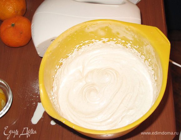 Взбейте миксером маскарпоне со сливками и сахарной пудрой в плотный крем. Добавьте корицу и 1 ложку коньяка.