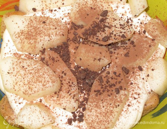 Срежьте шкурку с груши и порежьте ее на небольшие кусочки.
Выложите 1 слой маскарпоне в десертные тарелочки (мне надо срочно креманки покупать!), сверху - слой савоярди, обмакнутых в кофе с одной ложкой коньяка. Затем опять слой маскарпоне, груша и посыпка: несладкое какао и горький тертый шоколад. Уберите десерт в холодильник. Я выдержала всего 1 час, а потом мы его съели примерно за 1 минуту! Божественно вкусно!