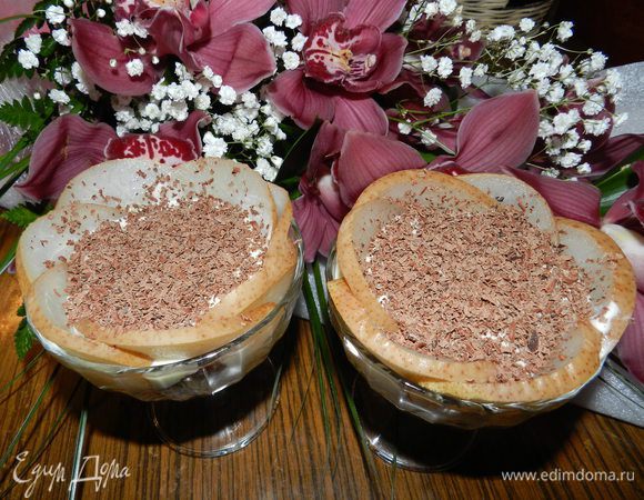 Отклонения: т. к. данный десерт был предназначен для взрослых, в кофе добавила 2 ч.л. коньяка, бисквит окунала в кофе с коньяком. Груши выложила в виде украшения. 