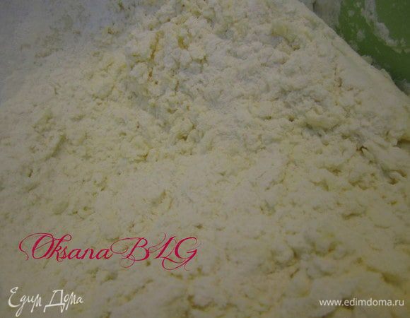 Желтки отделить от белков. Муку смешать с разрыхлителем, добавить желтки, перемешать.