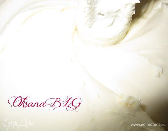 Для творожной масы. Творог перетереть через сито или взбить в блендере, добавить желтки, сахар, масло, муку и крахмал.