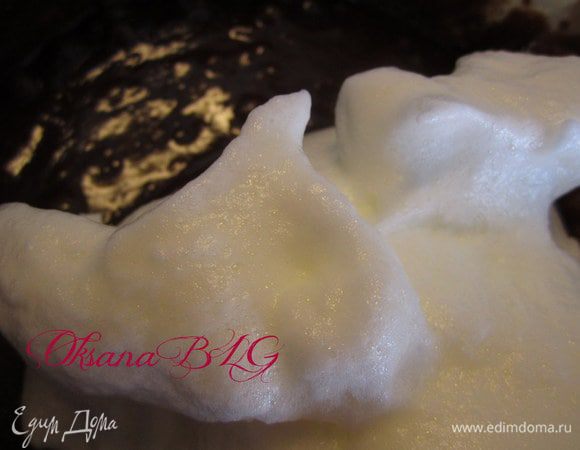 Половину ввести в шоколадное тесто.