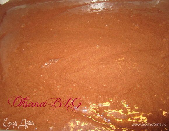 Форму застелить пергаментной бумагой. Выложить половину шоколадного теста.