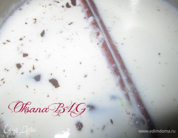 Для такого пирога или запеканки, можно приготовить горячий шоколад,) Для этого молоко перелить в кастрюлю, добавить палочку корицы, шоколад, мед по желанию немножко ванили и темный ром. Варить до полного растворения шоколада.