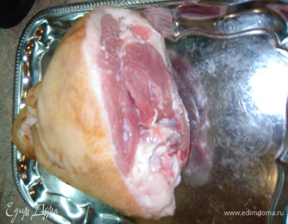 Рульку хорошо вымыть, очистить шкурку ножичком. Высушить бумажным полотенцем. Сделать небольшие надрезы и нашпиговать кусочками чеснока.