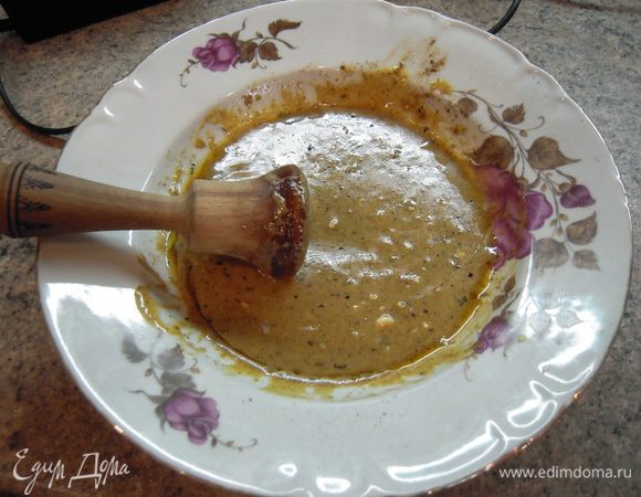 Приготовить из ингридиентов маринад. Всё в тарелке или в ступке смешать и подавить всё до однородной массы.
Маринадом хорошо смазать рульку и оставить мариноваться на 1 час. Если нет времени, можно сразу в духовку. Тоже будет очень вкусно!  