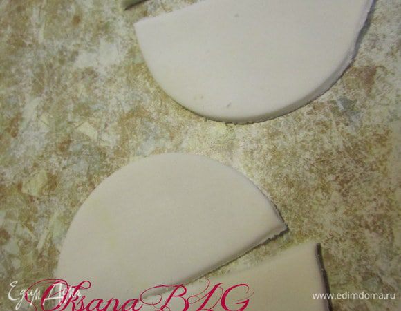 Для бутона магнолии,  вырезать два кружка, разрезать пополам.