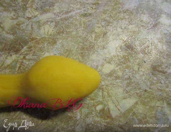 Для серединки цветка. Скатать конус из желтой мастики.