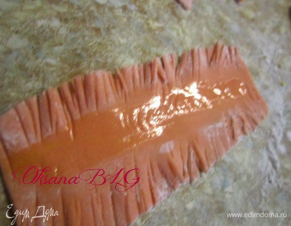 Из оранжевой мастики сделать с двух сторон бахрому.