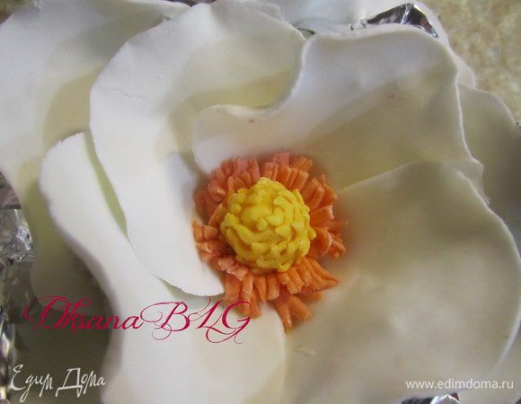 На капельку воды поместить в цент цветка.