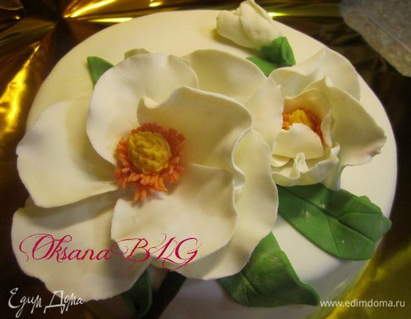 Цветы оставить сушиться, закрепив их на торт, между листиками можно, на какое-то время оставить фольгу, чтобы листики не поломались или не упали.