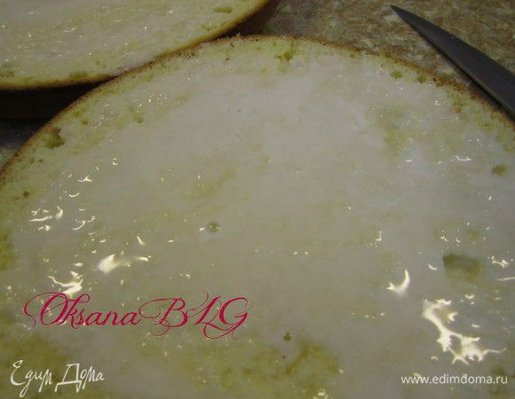 Приготовить бисквит по рецепту http://www.edimdoma.ru/recipes/20733. Охладить, разрезать на два коржа. Для пропитки сметану смешать со сгущенкой, промазать коржи.