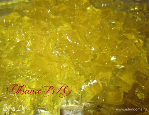 приготовить лимонное желе согласно конструкции на пакетике( но брать воды нужно на 100 мл меньше) или же разогреть лимонный или апельсиновый сок, добавить сахар, варить до растворения, добавить желатин, держать на огне не доводя до кипения, пока не разойдутся все крупинки.