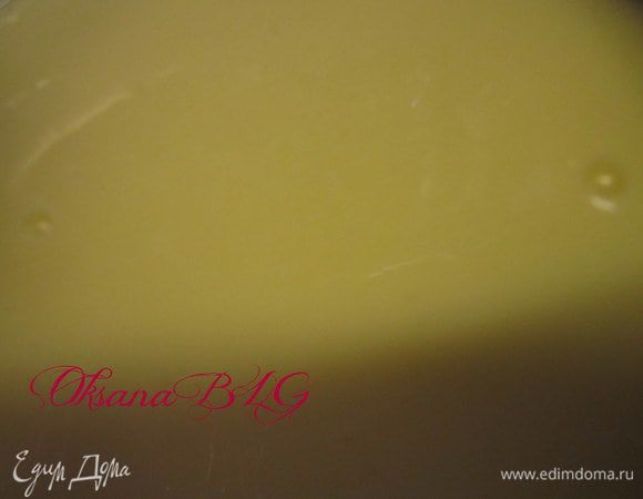 Приготовить крем. Молоко довести до кипения. Снять с огня. Яйца перетереть с сахаром, добавить в молоко. Поставить на маленький огонь, варить до загустения, не доводя до кипения. Снять с огня. Желатин залить водой(50 мл.), перемешать чтобы разошлись крупинки. Ввести в заварной крем. 