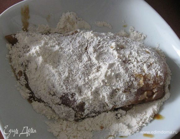 Вытаскиваем мясо из маринада, обваливаем в муке .
