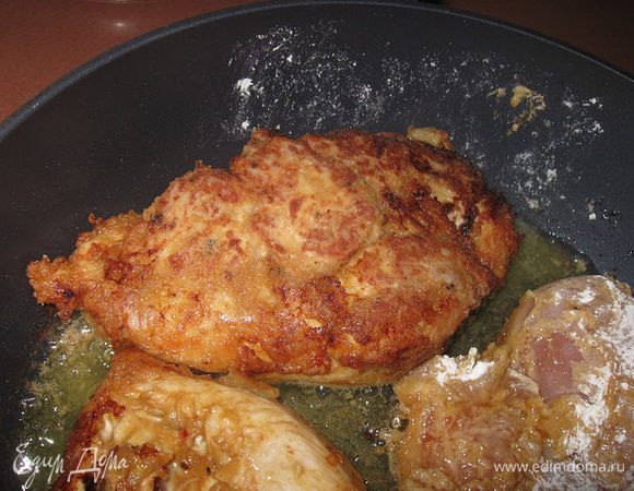 разогреваем сковороду с маслом для жарки,жарим грудку с двух сторон до золотистого цвета,