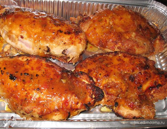 перекладываем в форму,в которой будет выпекаться мясо, поливаем каждую грудку оставшимся маринадом,выпекаем 15 мин.. ГРУДКИ ПОЛУЧИЛИСЬ ПИКАНТНЫЕ И СОЧНЫЕ. 