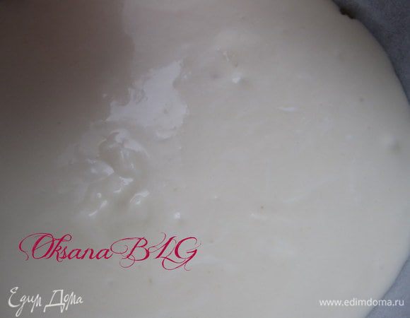 В форму положить корж, залить половину крема. Дать немного постоять 5-10 минут в холодильнике.