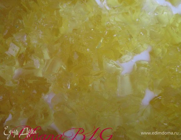 Выложить порезанное на кубики желе.