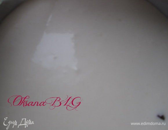 Залить оставшимся кремом. Накрыть коржом, поставить в холодильник на 4-5 часов.