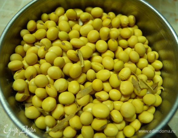 Сою замочить водой (на ночь) и отварить до готовности. У меня соя своя, из старых запасов (ей уже пару лет) и она варилась около 1 часа. Может свежая будет меньше вариться. Должна по мягкости быть как отварная фасоль. 