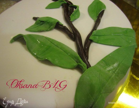 Произвольно вырезать листики.