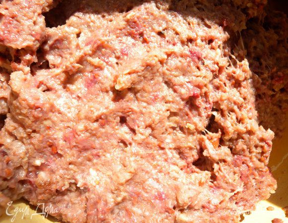 Из мяса (котлетного типа) и капустных листьев сделать фарш прокрутив 2 раза через мясорубку.
Прокрутить вишню и банан к фаршу.  Вишню часто добавляю к говядине, но так еще не пробовала. А бананы так смотрели на меня, что я не смогла сдержаться и тоже отправила их в мясорубку :-))). Короче можно без бананов и вишни. 