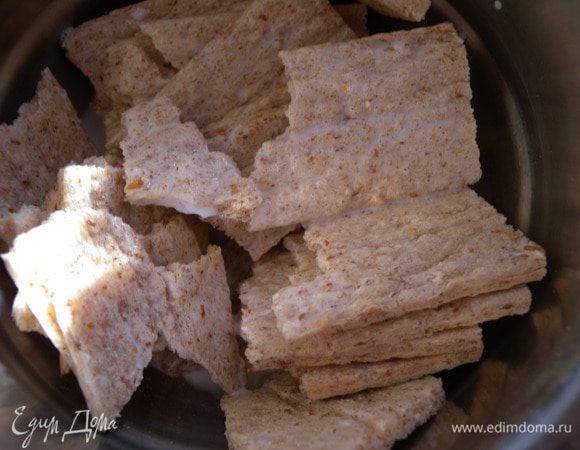 Хлебцы размочить в молоке (или сухую булку). Поперчить (использую смесь из 5 перцев). Добавить 3 яйца и все хорошо вымесить. 