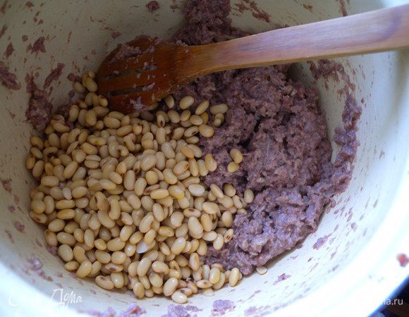 Далее я решила пойти двумя путями. Разделила фарш пополам. В одну часть добавила отварную сою целую (сои столько сколько фарша). 