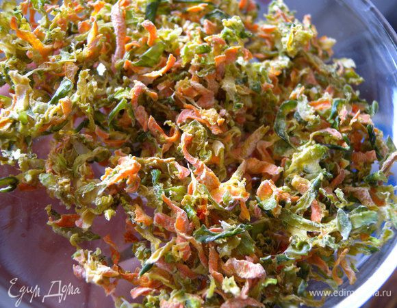 Итак первый вариант. Для панировки я использовала сушеные овощи (самоделка с сушки) перемолотые в кофемолке. В фарш добавила на всякий случай 2 ст л манки. 