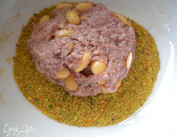 Сформировать шарики и обвалять в панировке. 