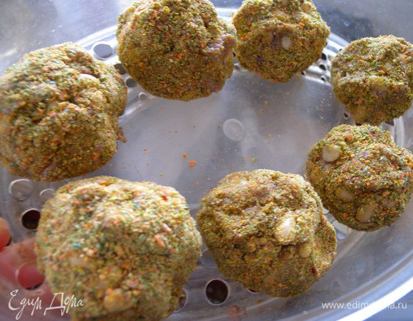 Отправляем в пароварку. Думаю, что можно и на сковородку, только скорее всего нужна будет другая панировка а то овощи сухие и могут обгореть, да и котлетки тогда протушивать придется после жарки. Готово!!! 