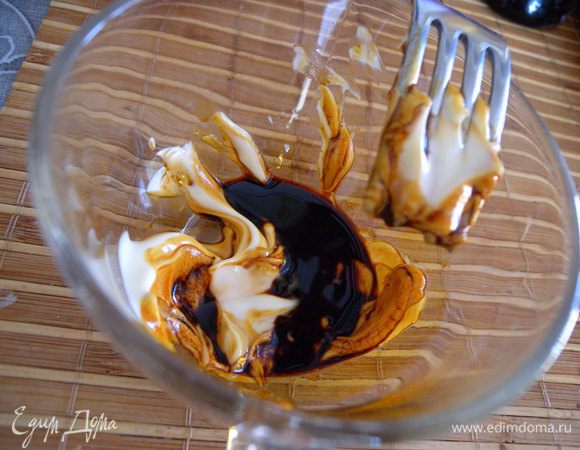 Как соус, банальный домашний майонез с соевым соусом. Просто в чашку налить и то и другое и немножко смешав полить котлетки. 
