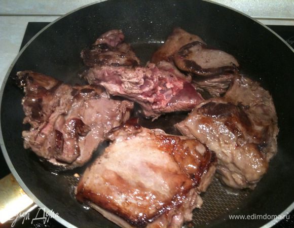 Ребрышки обжарить на сковородке на максимальном огне .