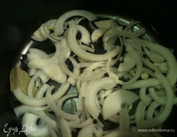 Лук порезать полукольцами. Половину лука выложить на дно кастрюльки, добавить перец горошек и лавровый лист.