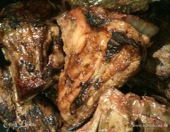 На лук выложить куски обжареного мяса, посолить, поперчить по вкусу.