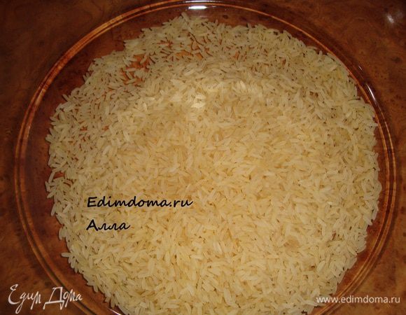 Берем стакан риса (на 2 порции). Ни в коем случае не моем!!! Он уже обработан! Высыпаем в посуду для микроволновой печи (стеклянную кастрюльку) большого размера. Я использую 3,5-литровую кастрюлю для приготовления 1-2 стаканов риса.