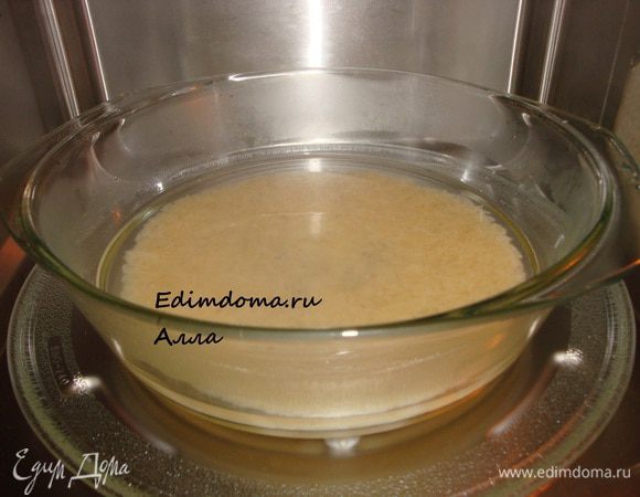 Солим, заливаем крутым кипятком (не мешать!) и отправляем в... микроволновку. Кастрюлю крышкой не накрываем!